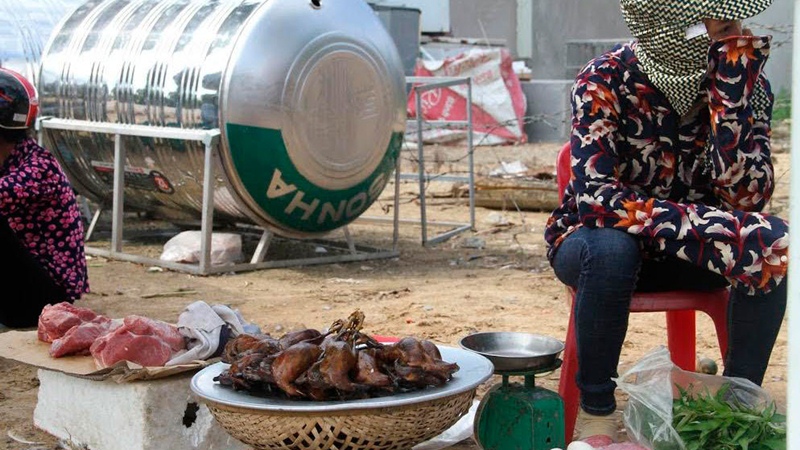 Những chú chim, cò sau khi bẫy được đưa ra chợ để bán phục vụ dân nhậu. (Ảnh: Vietnamnet.vn).