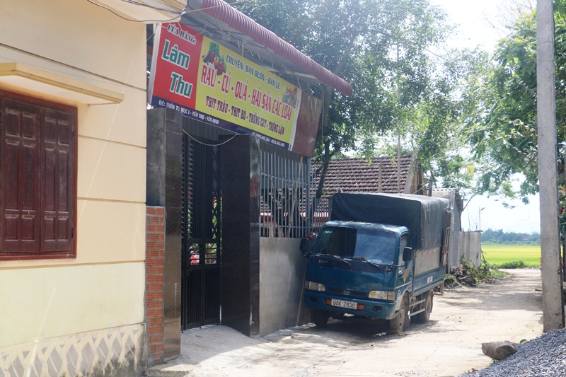 Ngôi nhà và xe ô tô của hộ gia đình thuộc hộ cận nghèo ở Thanh Hóa. (Ảnh: Người đưa tin pháp luật).