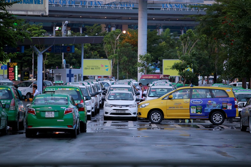 Giá xăng dầu giảm nhưng giá taxi, xe khách, xe ôm vẫn đứng im.