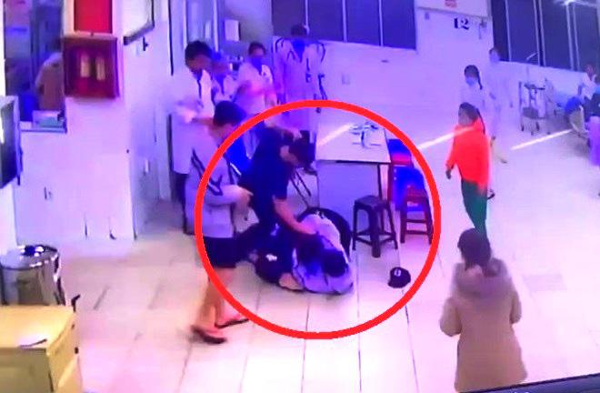 Hình ảnh bảo vệ Bệnh viện đa khoa Lâm Đồng bị người nhà bệnh nhân đánh dã man.