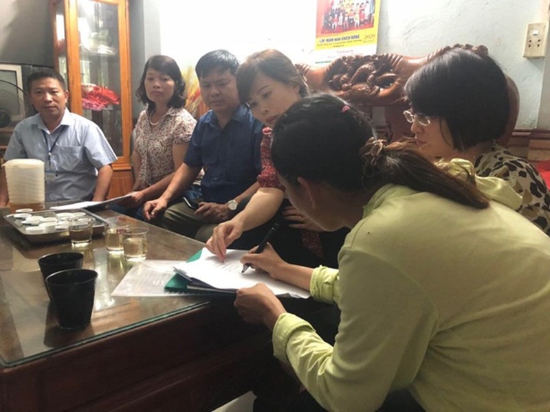 Cơ quan chức năng tỉnh Bắc Giang bàn giao cháu bé cho gia đình.