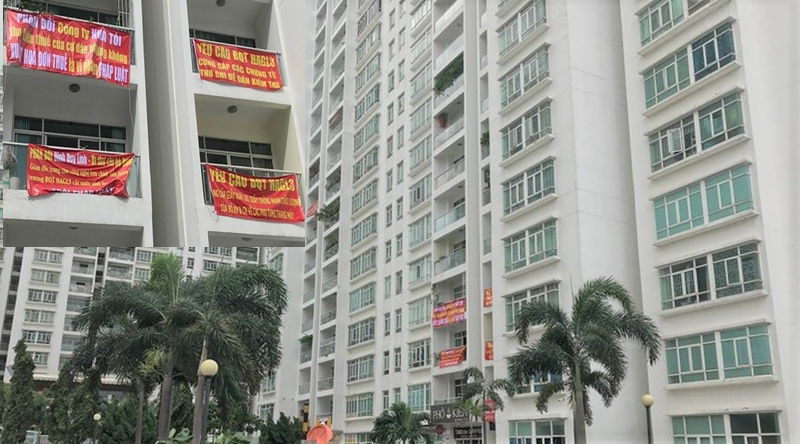 Cư dân Chung cư New Saigon treo băng rôn phản đối thu tiền sai quy định năm 2019.