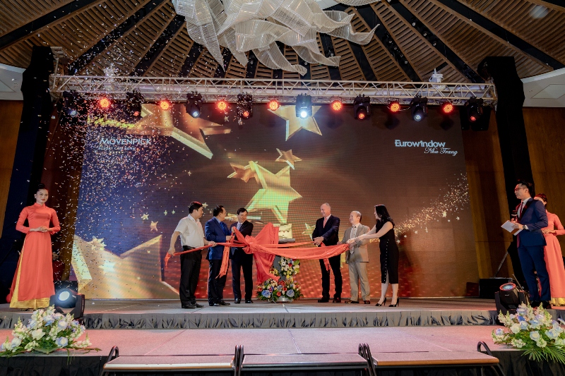 Các đại biểu và chủ đầu tư cùng kéo băng công nhận Movenpick Resort Cam Ranh đạt chuẩn 5 sao.