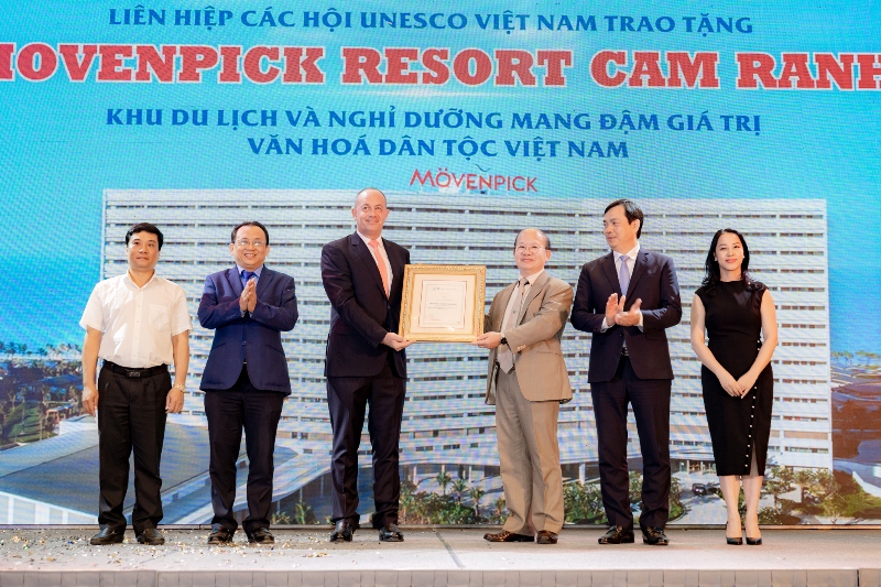 Chủ tịch Liên hiệp các Hội Unesco Việt Nam trao tặng chứng nhận “Khu du lịch và Nghỉ dưỡng mang đậm giá trị văn hóa dân tộc Việt Nam” cho Movenpick Resort Cam Ranh.