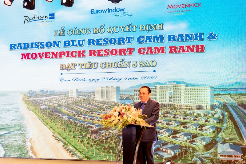 Ông Lê Hữu Hoàng - Phó Chủ tịch UBND tỉnh Khánh Hòa chúc mừng Eurowindow Holding đã tạo được dấu ấn trong sân chơi bất động sản.
