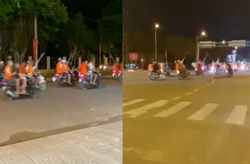 Nhóm thanh niên cầm gậy gộc diễu hành trên phố bằng xe máy.