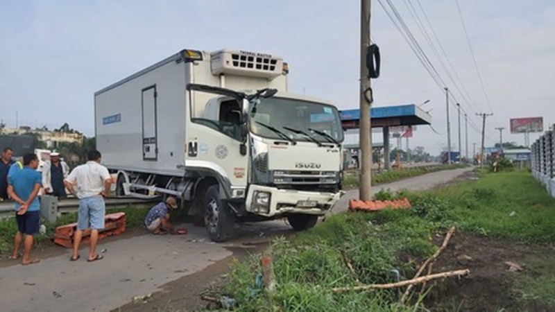 Hiện trường vụ tai nạn xe tải lao vào trạm thu phí đường cao tốc TP HCM - Trung Lương.