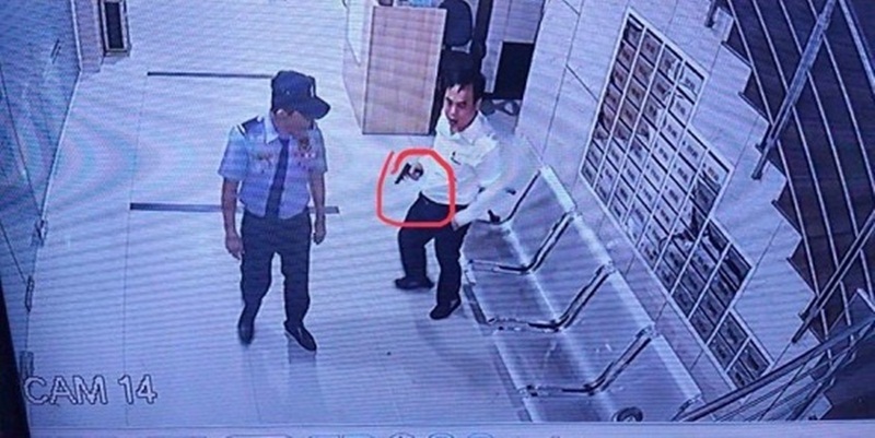Hình ảnh nghi là Phó Chủ tịch Tập đoàn Đèo Cả cầm súng dọa bảo vệ do camera an ninh ghi lại.