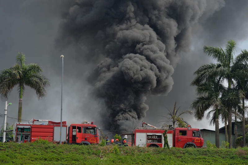 Hình ảnh cột khói cao ngút từ vụ cháy kho hóa chất ở Long Biên sáng 30/6.