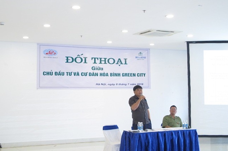 Ông Nguyễn Hữu Đường trả lời thắc mắc của cư dân Hoà Bình Green City trong buổi đối thoại.