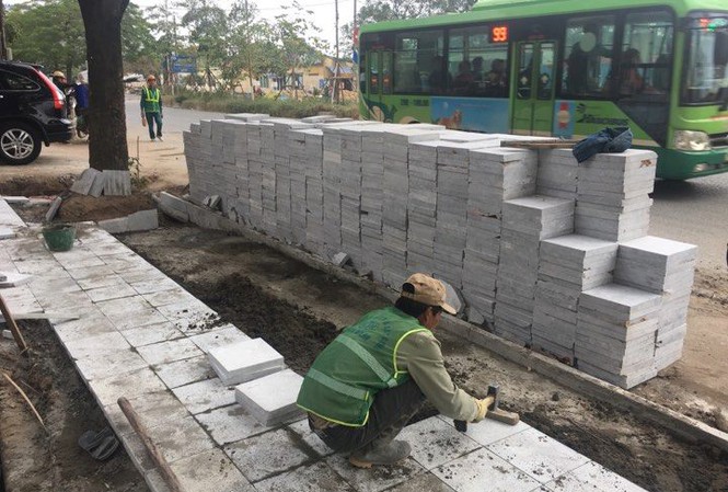 Nhiều bàn cãi xung quanh việc lát đá vỉa hè ở Hà Nội. (Ảnh: IT).