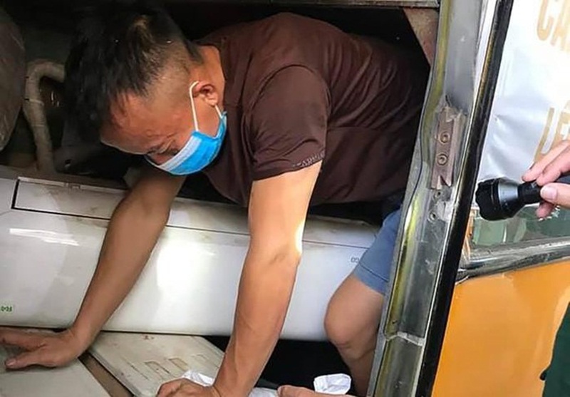 Một hành khách trốn vào gầm xe để tránh kiểm tra y tế, cách ly theo quy định.