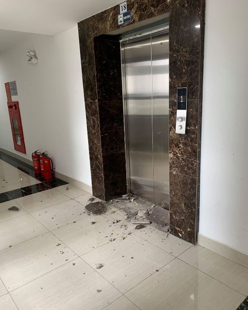 Đá ốp lát ở cửa thang máy của chung cư Hateco bị rơi ụp xuống sàn. (Ảnh: Dân Việt).