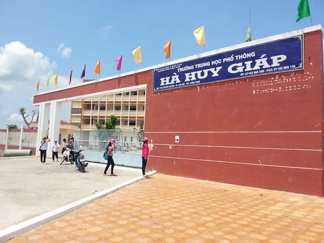 Trường THPT Hà Huy Giáp, nơi xảy ra vụ việc nam sinh rơi lầu cao tử vong.