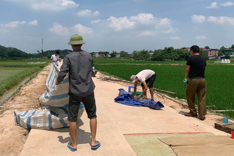 Người dân thu dọn lều bạt, xe chở rác được vào bãi rác Nam Sơn.