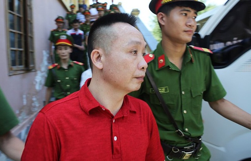 Võ Văn Quý (áo đỏ) - cựu Thiếu tá Công an lĩnh án tử vì buôn ma túy. (Ảnh: Vnexpress).