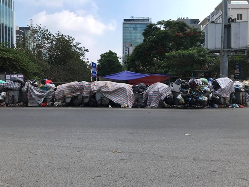 Rác thải ngổn ngang trên đường phố Hà Nội.