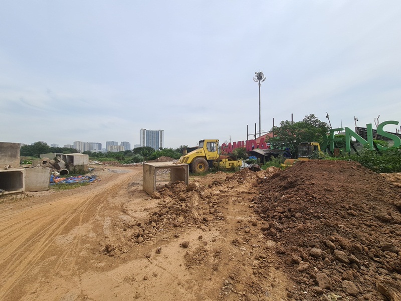 Tuyến đường trong quy hoạch chi tiết dự án Khu đô thị C2 – Gamuda Gardens vẫn còn là đường đất. (Ảnh; Dân Việt).