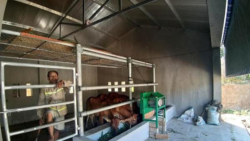 Mỗi chuồng bò được phê duyệt để thi công lên đến 236 triệu đồng cho người Ơ Đu ở xã Nga My, huyện Tương Dương. (Ảnh: IT).