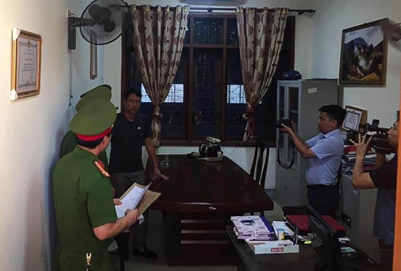 Công an khám xét phòng làm việc quyền Trưởng phòng Chính sách thuộc Ban Dân tộc tỉnh Nghệ An.