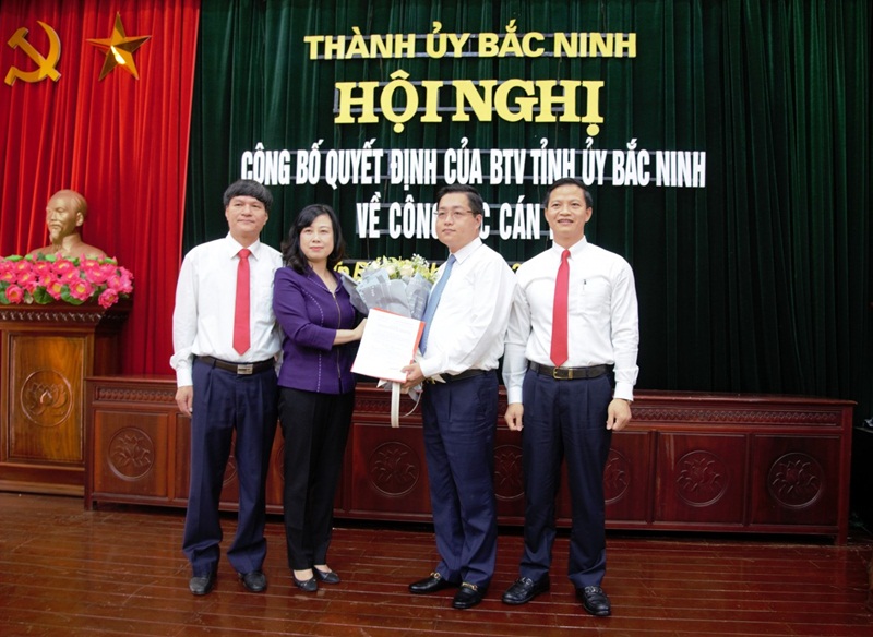 Phó Bí thư Thường trực Tỉnh ủy Bắc Ninh trao quyết định cho tân Bí thư Thành ủy Bắc Ninh Nguyễn Nhân Chinh.