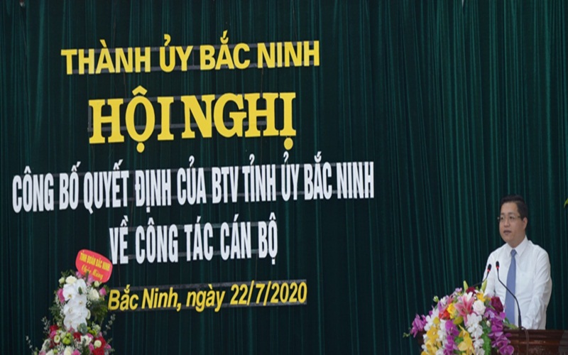 Tân Bí thư Thành ủy Bắc Ninh Nguyễn Nhân Chinh phát biểu tại hội nghị.