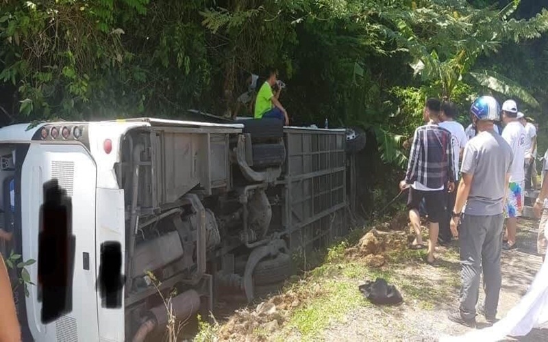 Hiện trường vụ lật xe du lịch làm 13 người chết và 26 người bị thương ở Quảng Bình.