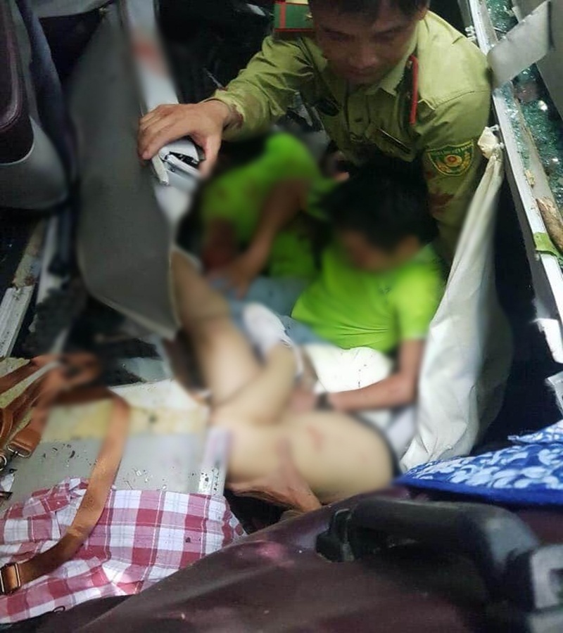 Nhiều người mắc kẹt trong chiếc xe du lịch bị lật ở Quảng Bình.