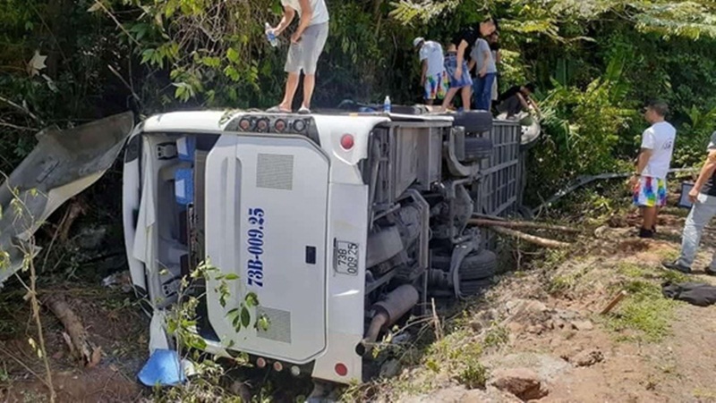 Hiện trường vụ tai nạn giao thông xe du lịch lật nhào ở Quảng Bình khiến ít nhất 8 người chết. (Ảnh: TT).