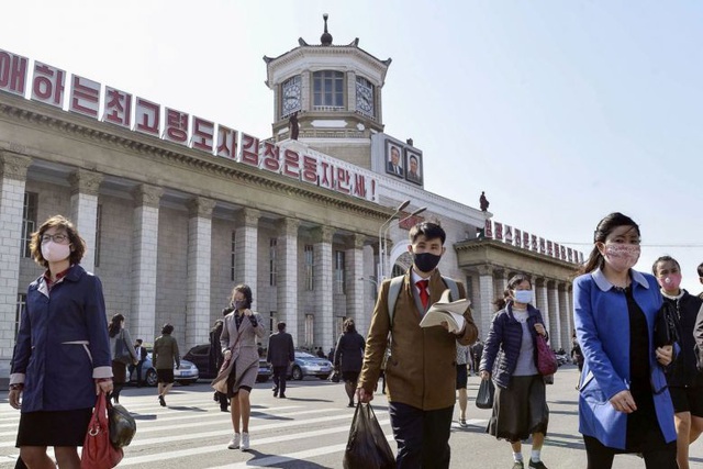 Người dân đeo khẩu trang đi bộ trước ga Bình Nhưỡng (Triều Tiên) hồi tháng 4. (Ảnh minh họa: Reuters).