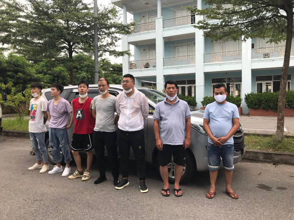 5 người Trung Quốc nhập cảnh trái phép cùng tài xế và phụ xe bị bắt giữ.