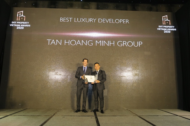 Ông Lê Văn Thịnh, Phó Tổng Giám đốc Tập đoàn Tân Hoàng Minh nhận giải thưởng “Nhà phát triển bất động sản cao cấp tốt nhất Việt Nam 2020”.