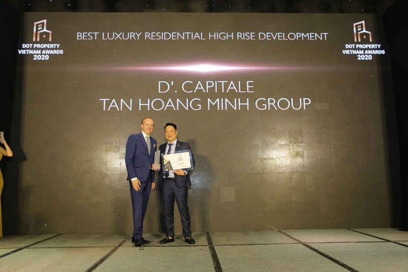 Ông Nguyễn Mạnh Hùng, Phó Tổng Giám đốc Tập đoàn Tân Hoàng Minh nhận giải thưởng “Dự án nhà ở cao tầng hạng sang tốt nhất Việt Nam 2020” cho dự án D’. Capitale.