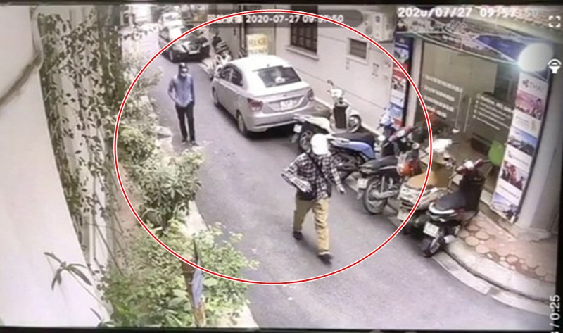Hình ảnh 2 nghi phạm cướp ngân hàng BIDV bị camera an ninh ghi lại.