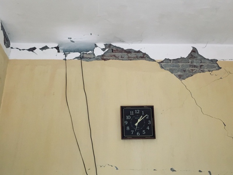 Hình ảnh những ngôi nhà bị ảnh hưởng do động đất ở Sơn La hôm 27/7.