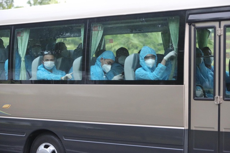 Hành khách lên xe ô tô của đơn vị quân đội Thủ đô di chuyển tới Bệnh viện Nhiệt đới cơ sở 2 để điều trị, cách ly. (Ảnh: Dân Trí).