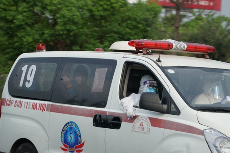 Xe của lực lượng y tế theo sát nhóm hành khách trên chặng đường đến Bệnh viện Nhiệt đới Trung ương. (Ảnh: Dân Trí).