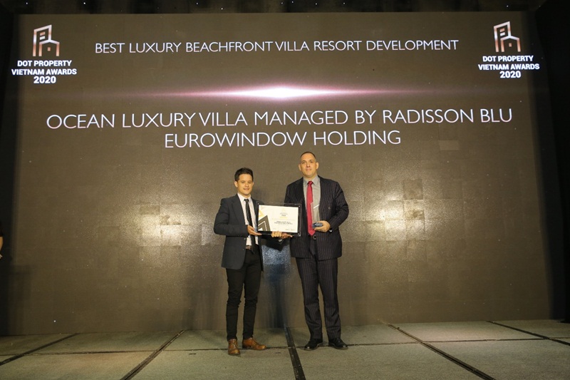 Ông Hannes Romauch – Phó TGĐ Eurowindow Holding nhận giải “Best Luxury Beachfront Villa Resort Development Vietnam 2020 - Biệt thự nghỉ dưỡng hướng biển cao cấp nhất Việt Nam 2020” cho Ocean Luxury Villa by Radisson Blu.