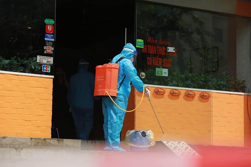Cơ quan chức năng phun khử khuẩn tại quán Pizza Trần Thái Tông nơi ca bệnh 447 nhiễm Covid-19 ở Hà Nội làm việc.
