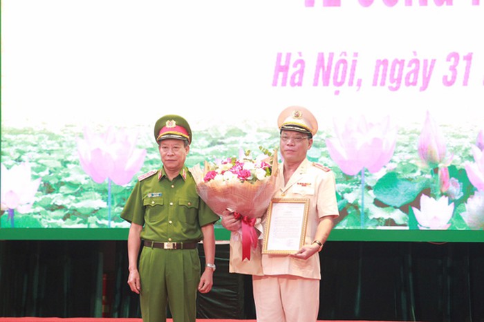 Thượng tướng Lê Quý Vương - Thứ trưởng Bộ Công an trao Quyết định bổ nhiệm và chúc mừng tân Giám đốc CATP Hà Nội - Thiếu tướng Nguyễn Hải Trung. (Ảnh: An ninh Thủ đô).