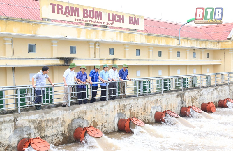 Lãnh đạo tỉnh Thái Bình đi kiểm tra các công trình thủy lợi trước bão số 2. (Ảnh: Báo Thái Bình).