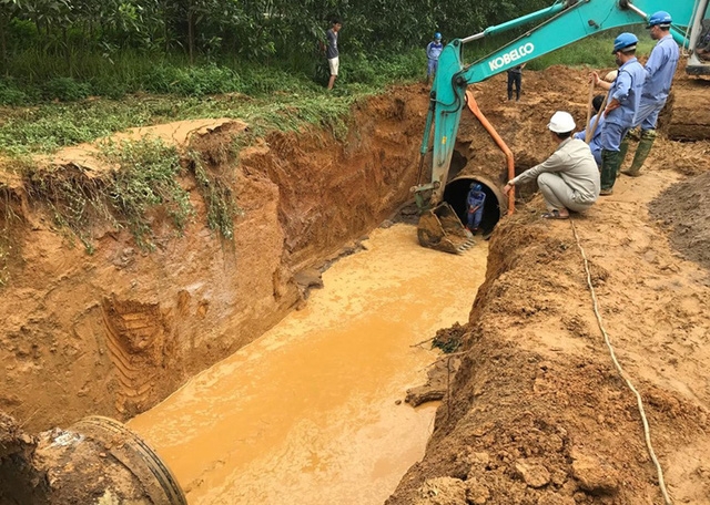 Đường ống nước sông Đà liên tục gặp sự cố gây ảnh hưởng đến đời sống người dân.