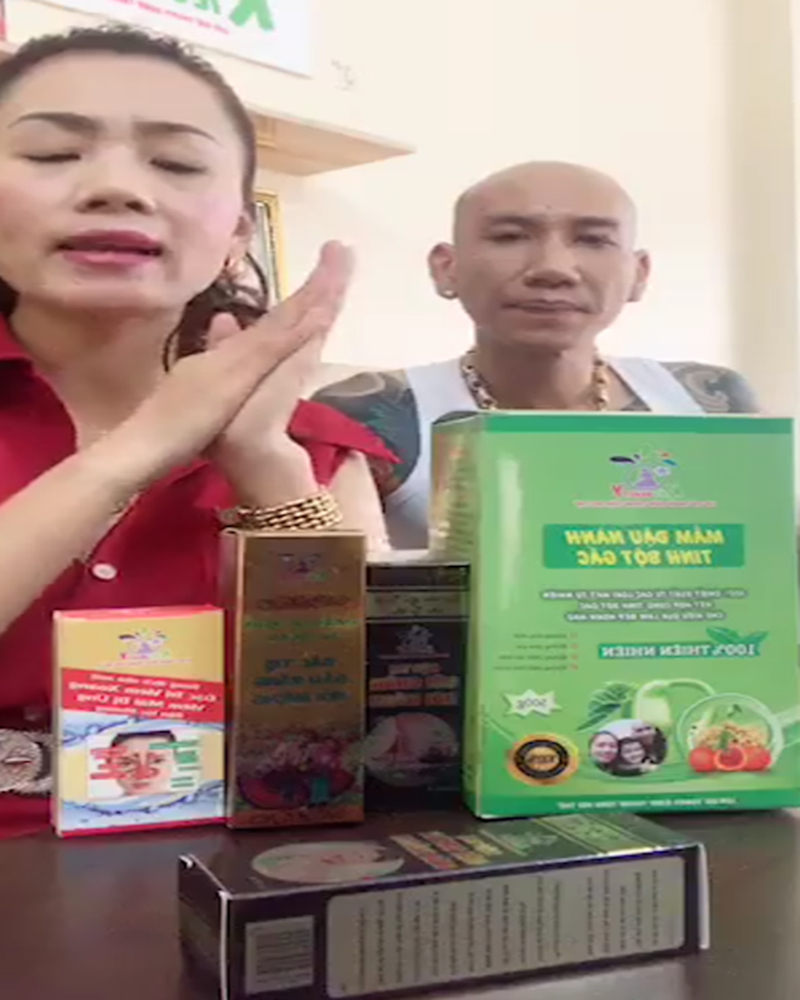 Phú Lê và vợ là Lã Thuý Kiều từng vướng phải không ít lùm xùm liên quan đến việc quảng cáo, bán thực phẩm chức năng sai phép.