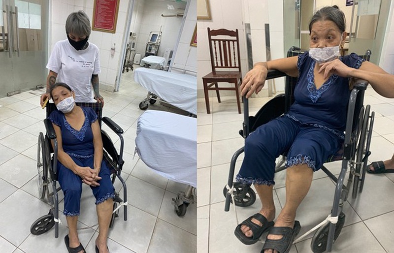 Chị Trần Thị Đào chăm sóc người thân tại bệnh viện. (Ảnh: Thanh Niên).