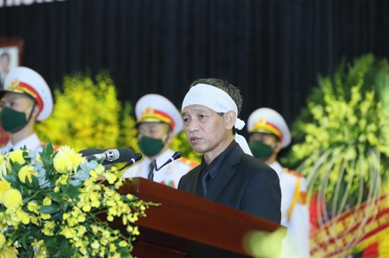 Ông Lê Minh Diễn, con trai nguyên Tổng bí thư Lê Khả Phiêu nói lời cảm ơn tại lễ tang. (Ảnh: Tuổi Trẻ).