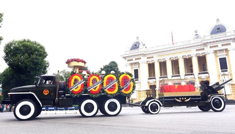 Đoàn xe chở linh cữu nguyên Tổng bí thư Lê Khả Phiêu đi qua Nhà hát lớn Hà Nội. (Ảnh: VNE).