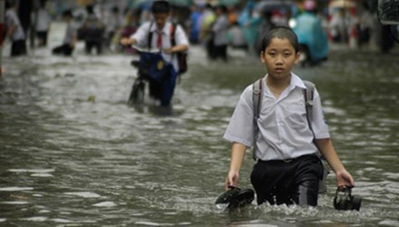 Học sinh Hà Nội trong trận lụt 2008. (Nguồn: Tiền Phong).
