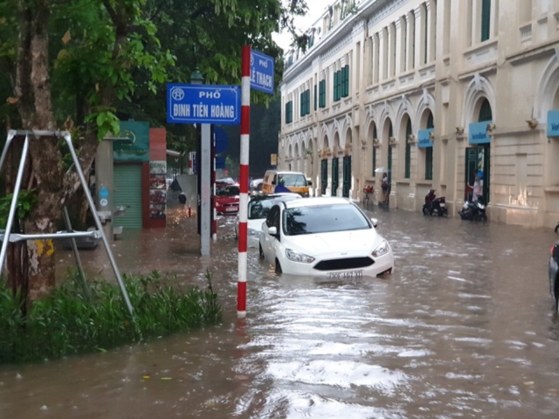 Phố cổ ở Hà Nội ngập chìm bánh xe ô tô khiến người dân lo ngại tái diễn trận lụt lịch sử năm 2008. (Ảnh: Dân Trí).