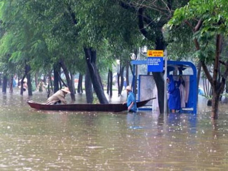 Phố Nguyễn Chí Thanh trong trận lụt lịch sử 2008. (Nguồn: Tư liệu).