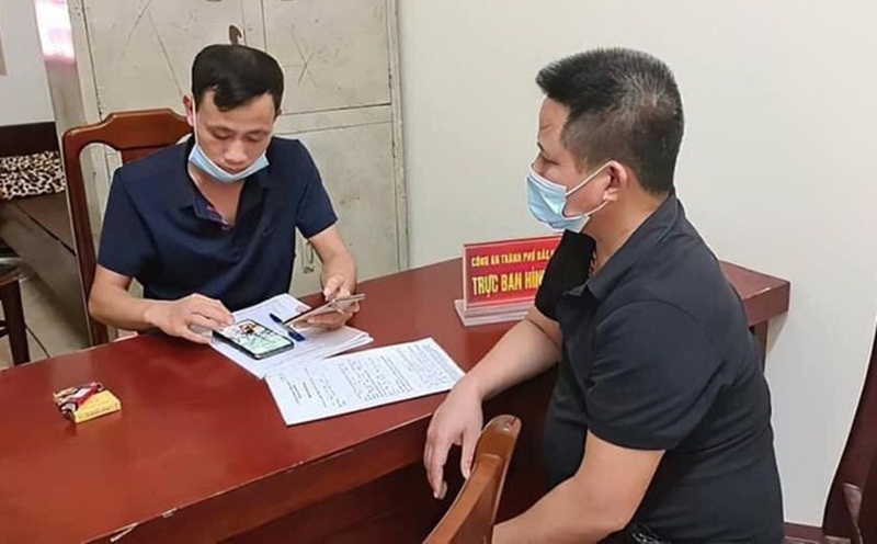 Nguyễn Văn Thiện (phải) bị triệu tập tới Công an TP Bắc Ninh.